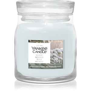 Yankee Candle Snow Kissed Pine vonná svíčka Signature 110 g