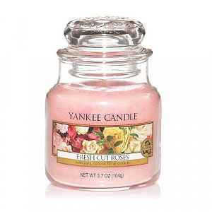 Yankee Candle Fresh Cut Roses vonná svíčka Classic malá 104 g
