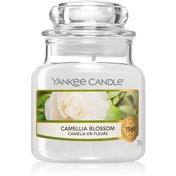 Yankee Candle Camellia Blossom vonná svíčka Classic malá 104 g