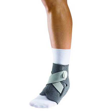 MUELLER Adjust-to-fit ankle stabilizer, stabilizátor kotníku