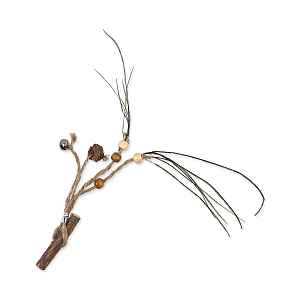 MAGIC CAT Hračka Natural Fun dřívko s provázky, korálky a rolničkou 6 cm