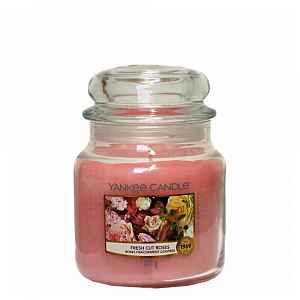 Yankee Candle  svíčka Classic střední Čerstvě nařezané růže  411 g