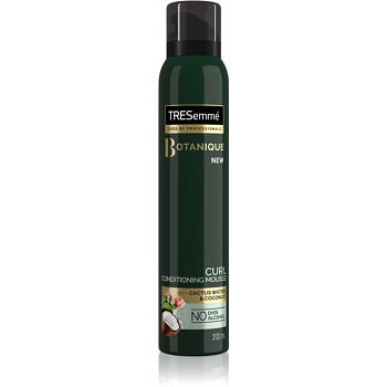 TRESemmé Botanique Cactus Water & Coconut stylingová pěna pro kudrnaté vlasy 200 ml